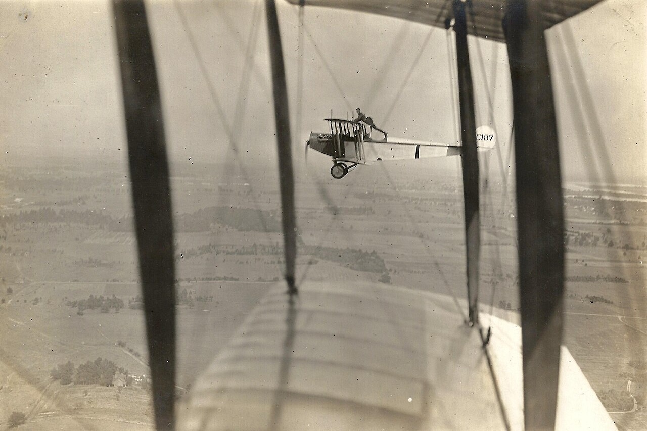 O wing walking surgiu entre os anos 1910 e 1920, durante os chamados “circos voadores”, que ganharam popularidade após a 1ª Guerra Mundial. Pilotos que haviam participado do conflito passaram a realizar apresentações com aviões e acrobacias para o público. O americano Ormer Locklear foi um dos pioneiros a deixar a cabine e caminhar sobre a asa durante o voo.