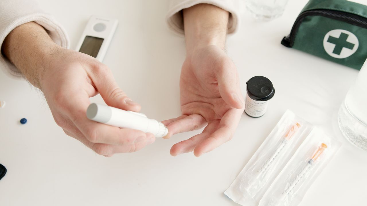 O diabetes é uma doença crônica caracterizada pela elevação da glicose no sangue, condição conhecida como hiperglicemia. Os tipos mais comuns são o diabetes tipo 1 e o tipo 2. No primeiro caso, o sistema imunológico ataca as células do pâncreas responsáveis pela produção de insulina, hormônio que permite a entrada da glicose nas células para ser utilizada como energia. 
