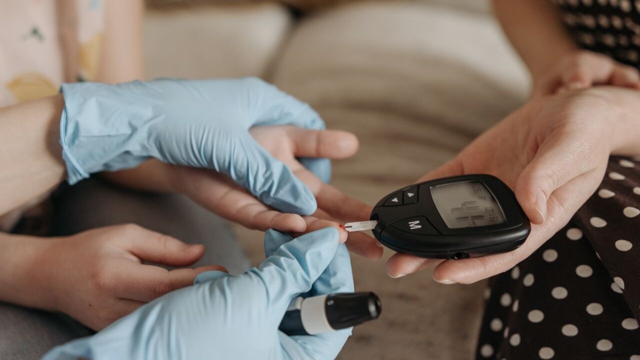 Sede excessiva, aumento da frequência urinária, fome constante, cansaço e perda de peso sem explicação estão entre os sintomas que podem aparecer nos dois tipos. O diagnóstico é feito por exames de sangue, enquanto o tratamento varia de acordo com cada caso e pode envolver alimentação equilibrada, atividade física, medicamentos e insulina. 
