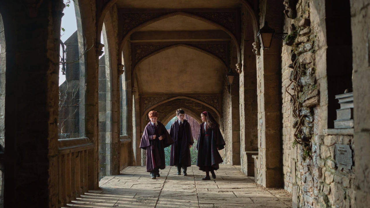 Dominic McLaughlin dará vida a Harry Potter, enquanto Arabella Stanton será Hermione Granger e Alastair Stout será Rony Weasley. Completam o elenco nomes como John Lithgow no papel de Alvo Dumbledore, Janet McTeer como Minerva McGonagall, Paapa Essiedu como Severo Snape e Nick Frost como Rúbeo Hagrid.
