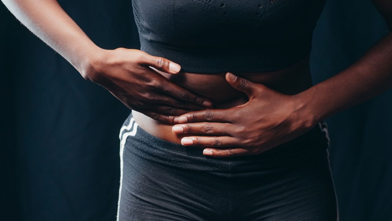 Essa medida é importante porque os tumores no intestino podem causar sintomas que os pacientes costumam ignorar ou confundir com problemas de saúde menos graves. Entre os principais sinais de alerta estão sangue nas fezes, dor abdominal, perda de peso, anemia e mudanças nos hábitos intestinais. 
