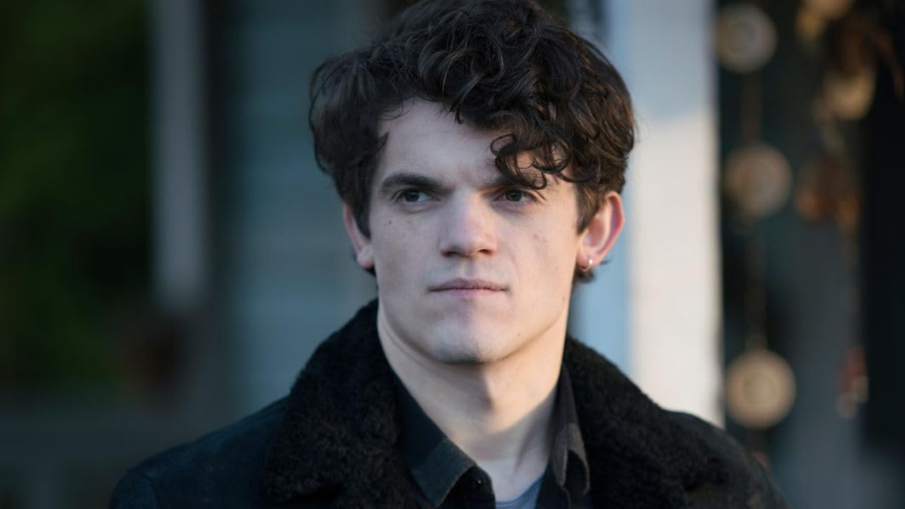 Edward Bluemel é um ator inglês formado pelo Royal Welsh College of Music and Drama, que ficou conhecido por interpretar Marcus Whitmore na série 