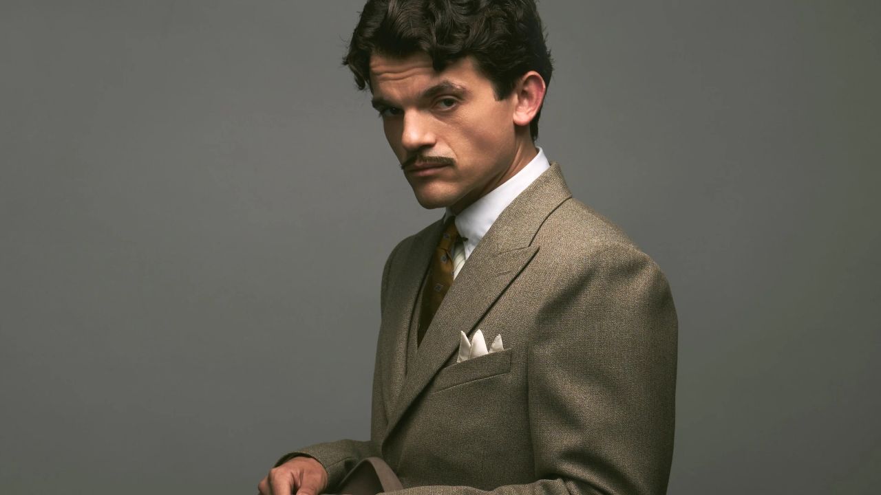 A primeira imagem do ator Edward Bluemel como Hercule Poirot em “Hercule” foi divulgada pela BritBox. O projeto, que tem estreia prevista para 2027, mostrará o icônico detetive belga em uma fase mais jovem de sua carreira, antes de se tornar o investigador mundialmente famoso que o público conhece. 
 -  (crédito: Divulgação)