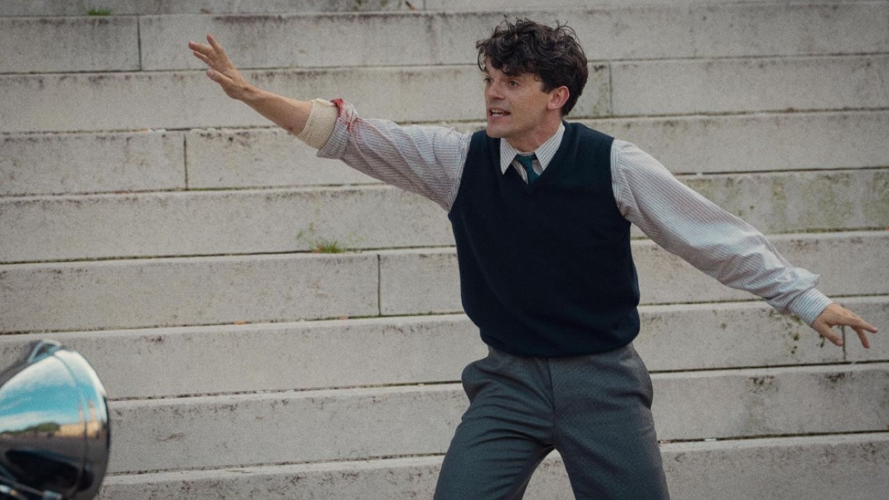 Bluemel também já trabalhou em uma produção baseada na obra de Agatha Christie. O ator interpretou Jimmy Thesiger em “Os Sete Relógios de Agatha Christie”, adaptação produzida pela Netflix. Além disso, nos palcos do West End, ele interpretou William Shakespeare na peça “Born With Teeth