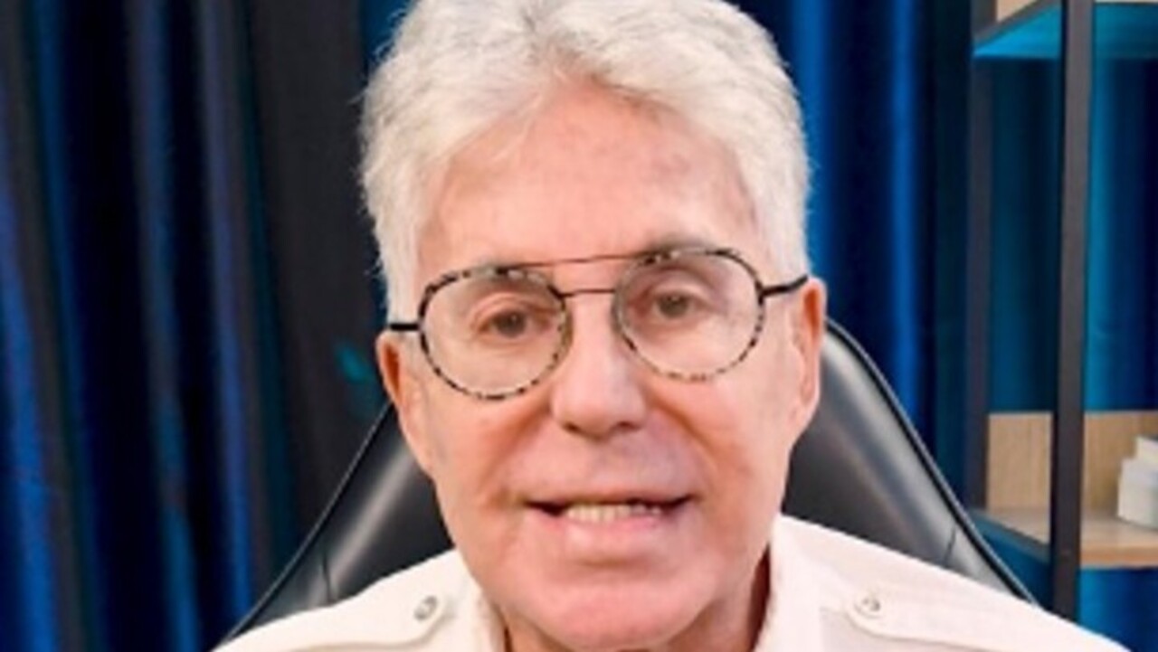 Segundo Edwin, a relação entre os dois se transformou naturalmente em um vínculo de pai e filho. O ator relembrou que, em uma ida à farmácia, chamou Cláudio de “meu filho” pela primeira vez. Ao perceberem o significado daquele momento, os dois caíram na risada. Anos depois, durante a pandemia de Covid-19, Edwin estava em Portugal e cedeu sua casa para que Cláudio morasse no imóvel sem custos. 
