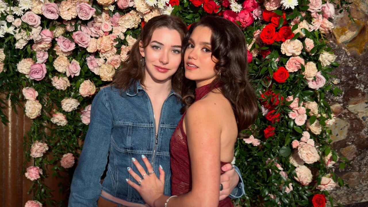 Elisa Annenberg-Paglia expôs um pouco de sua vida pessoal na internet ao publicar, em 29 de agosto, Dia da Visibilidade Lésbica, uma foto romântica com a namorada, a atriz americana Karlie Jo Dickinson. Nos comentários, Sandra Annenberg, mãe de Elisa, reagiu à publicação e declarou seu carinho pelas duas com a mensagem: “Amo vocês!”.
 -  (crédito: Reprodução / Instagram)