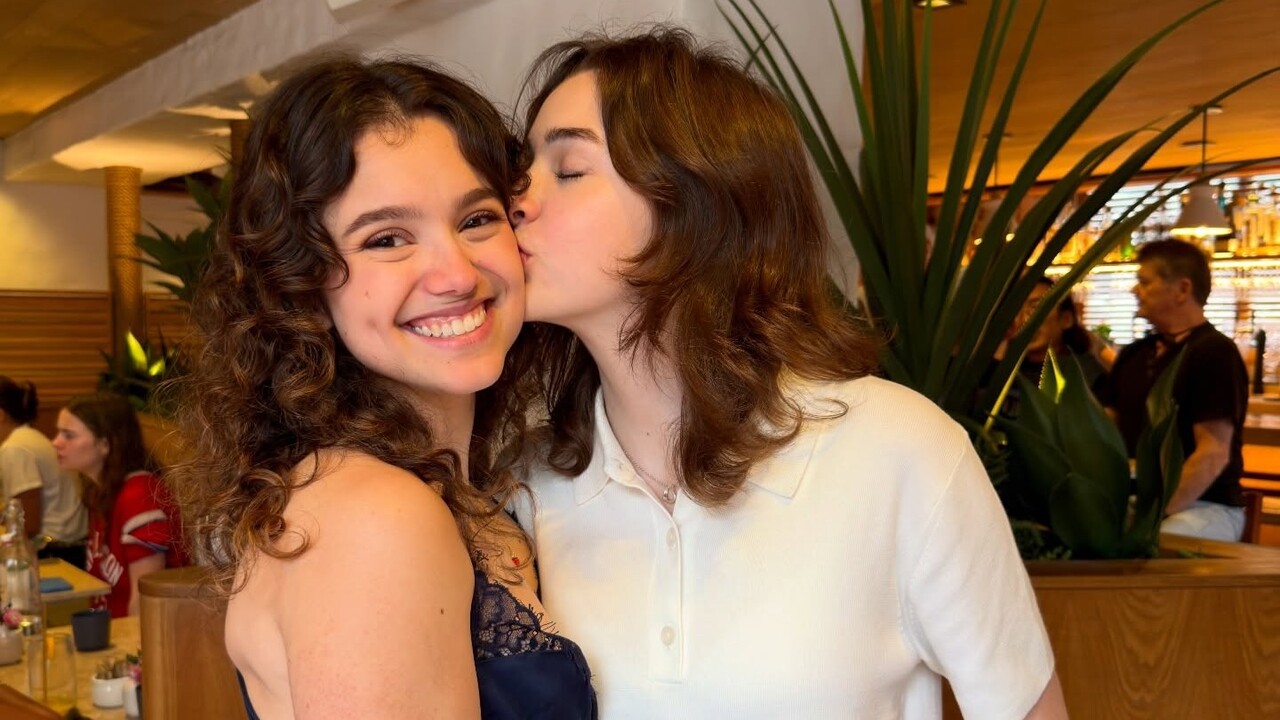 Já a relação entre Elisa e Karlie, que tem formação em teatro e canto e integra o circuito cultural de Nova York, tornou-se pública em julho de 2025. Na ocasião, Elisa publicou um vídeo no qual aparece distraída em uma rua de Nova York até ser surpreendida por Karlie, que se aproxima e a beija. 
