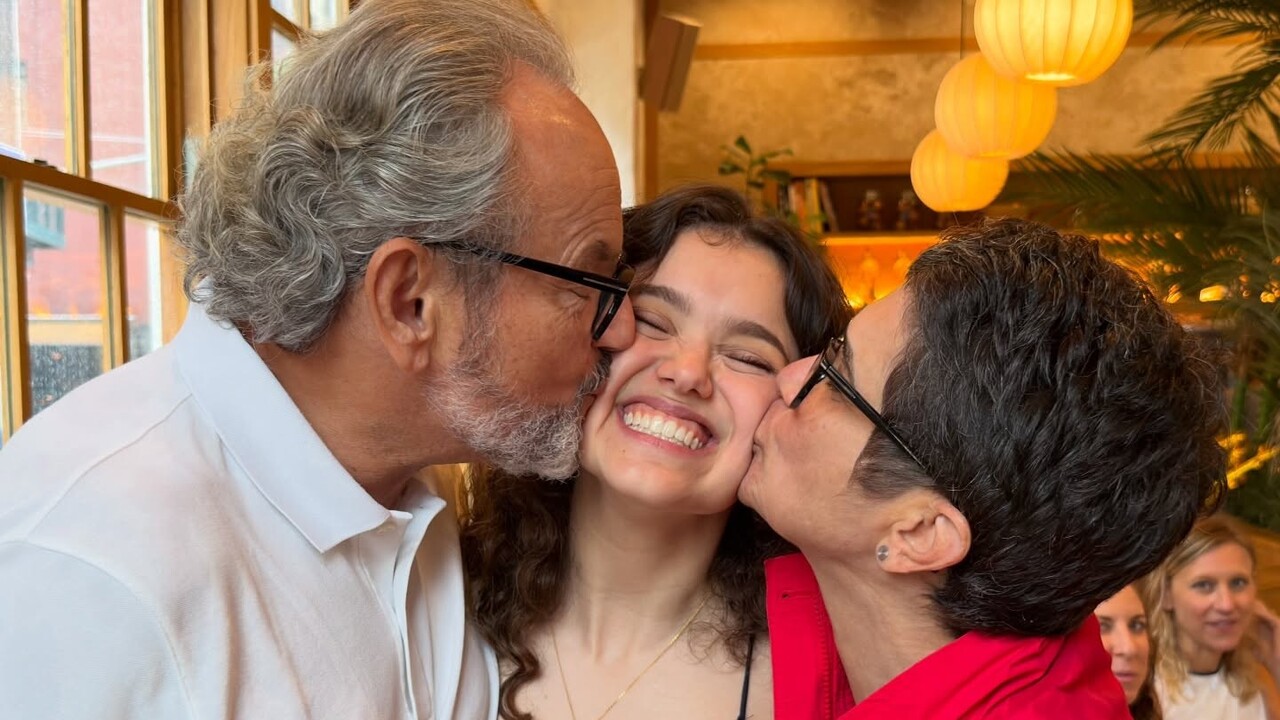 Aliás, Elisa mantém uma relação próxima com os pais, apesar de viver em outro país. Sandra e Ernesto costumam visitar a filha e registros de alguns encontros são compartilhados nas redes sociais. Eles também já apareceram com Karlie em momentos familiares. 
