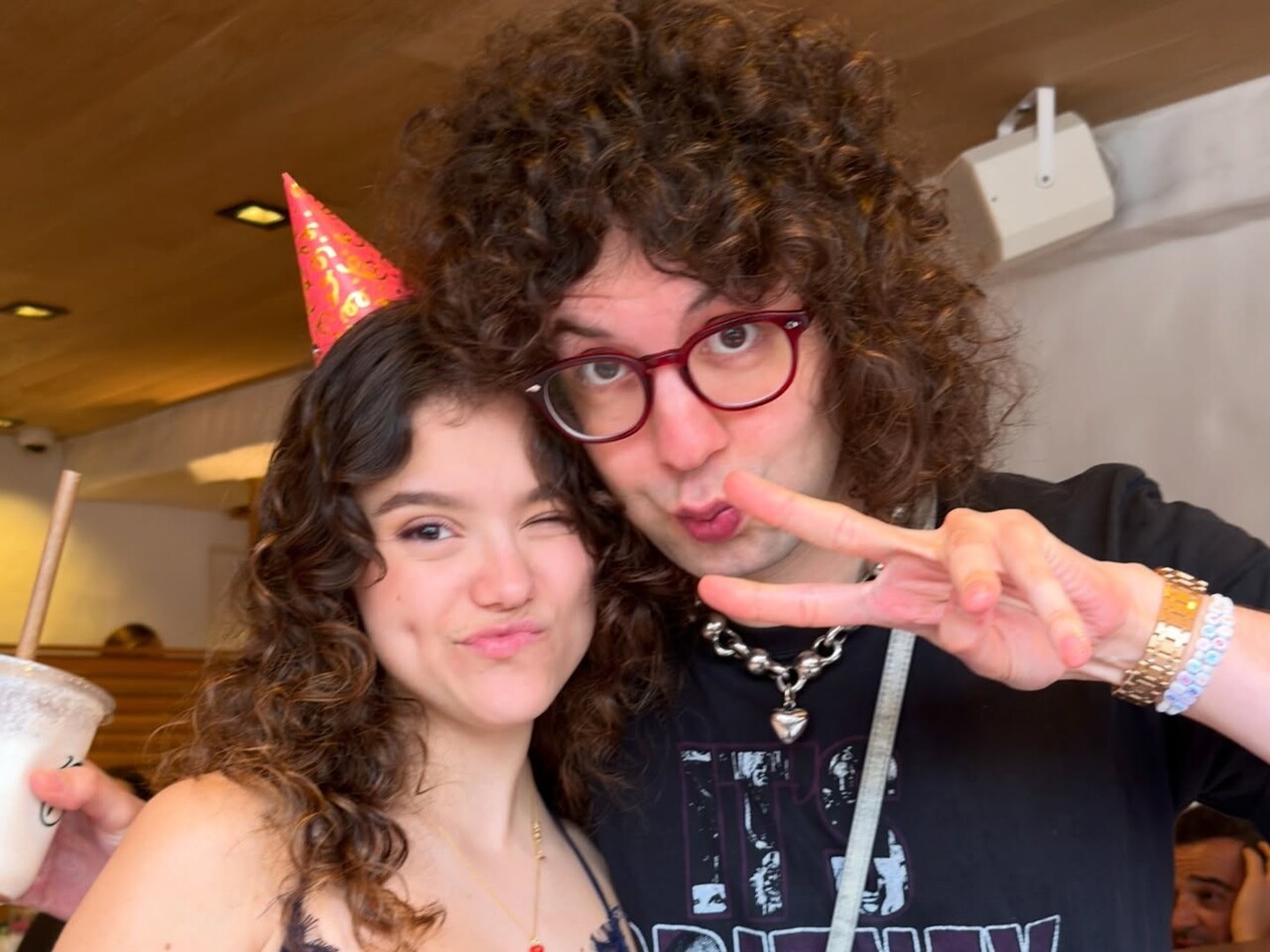 Quem também comentou na publicação foi Lucas Jagger, filho de Luciana Gimenez e Mick Jagger e amigo próximo de Elisa, que chamou as duas de “casal favorito”. Os dois estudaram na Universidade de Nova York, e Elisa já chamou Lucas de seu melhor amigo em uma homenagem publicada nas redes sociais. 
