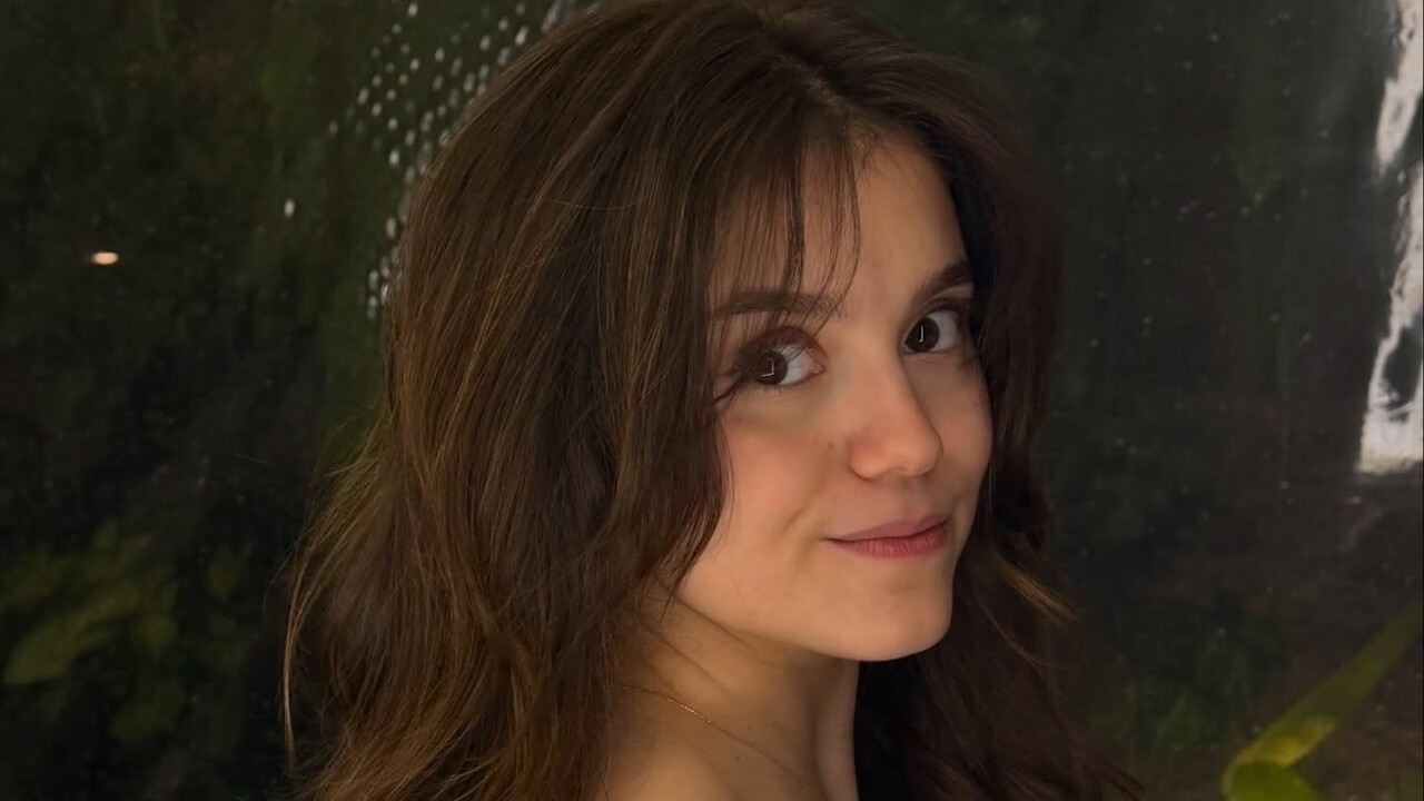 Nascida em 2003, Elisa vive em Nova York e também é atriz. Filha única dos jornalistas Sandra Annenberg e Ernesto Paglia, ela nasceu em São Paulo e começou a estudar teatro durante a adolescência. Em 2021, decidiu deixar o Brasil para continuar sua formação nos Estados Unidos. 
