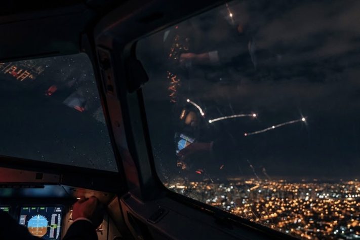 Em 2025, um comandante da Latam em Guarulhos descreveu três pontos luminosos com movimentos irregulares e associou o avistamento a uma turbulência durante o voo – Imagem gerada por IA