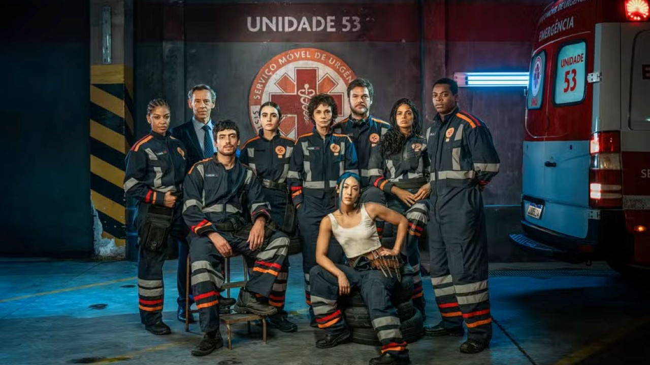 A primeira temporada terá 10 episódios e chega à plataforma em duas partes. Na estreia, foram disponibilizados cinco capítulos, com o primeiro episódio aberto gratuitamente até para quem não é assinante. Os episódios restantes estarão disponíveis para os assinantes no dia 27 de agosto. 
