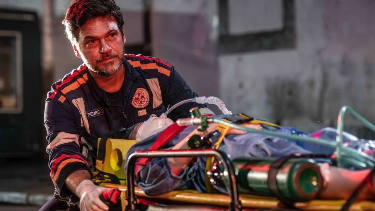 Outro personagem importante é Pedro, interpretado por Emilio Dantas, um cirurgião talentoso diagnosticado com transtorno bipolar que busca recomeçar e reconstruir a carreira no atendimento de emergência depois que problemas pessoais o afastam da medicina privada. 
