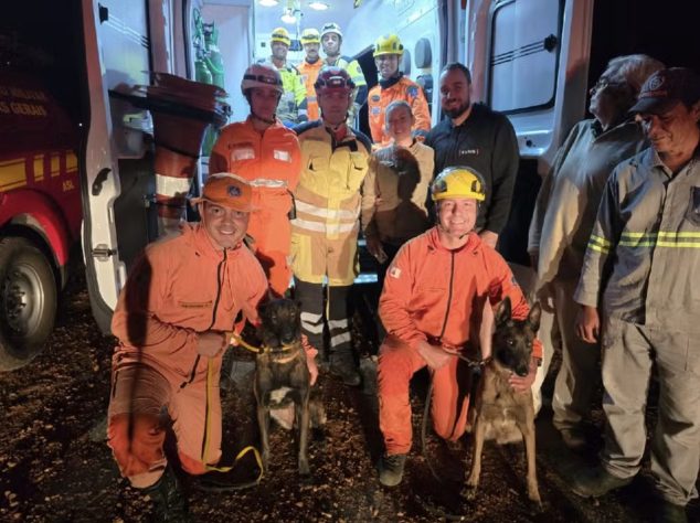 Equipe do Corpo de Bombeiros comemora operação de resgate de idosa de 95 anos com vida – Divulgação/Corpo de Bombeiros