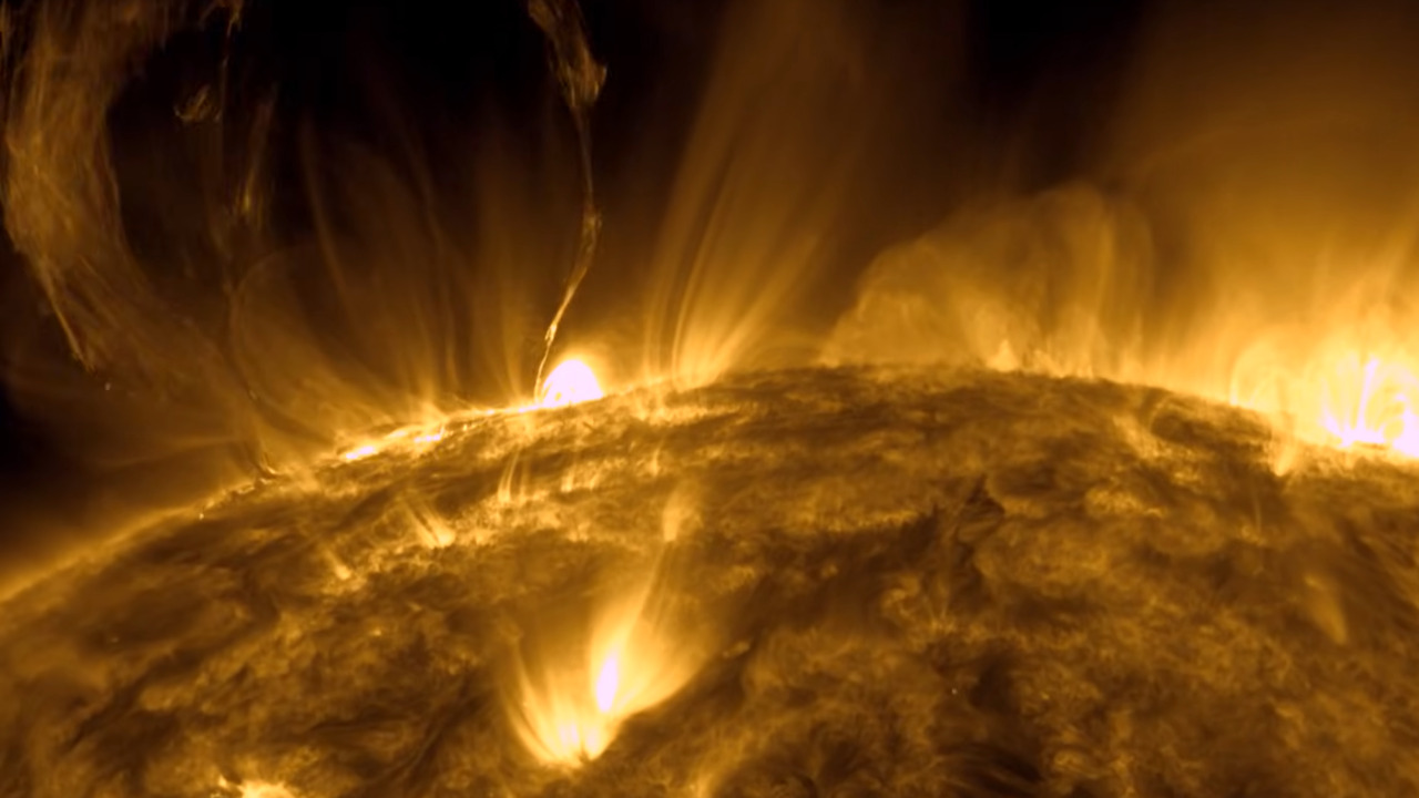 Esse fenômeno acontece por causa do próprio magnetismo do Sol. Como a estrela gira de forma irregular, com o equador rodando mais rápido que os polos, suas linhas de campo magnético acabam se torcendo e se esticando. Quando essa tensão fica grande demais, as linhas se rompem e liberam uma quantidade enorme de energia.
