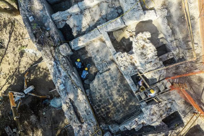 Escavações em Roma revelaram um edifício próximo ao Coliseu, datado do século 2 d.C., com mosaicos e afresco — Fabio Caricchia/Ministério da Cultura da Itália