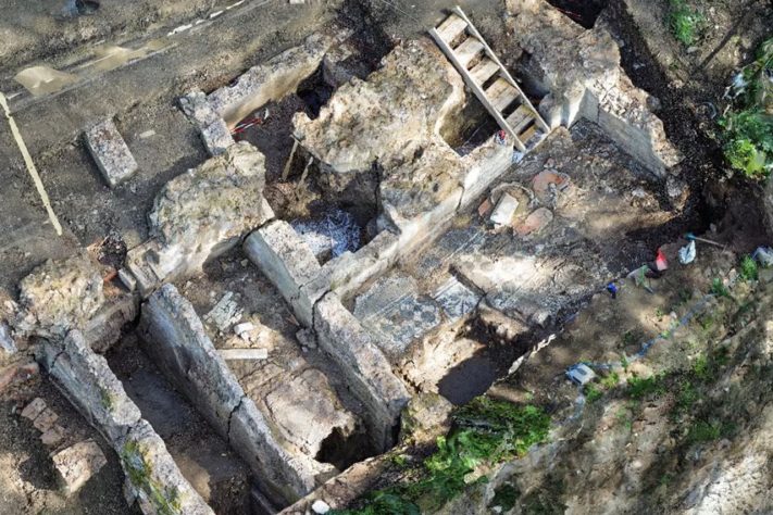 Escavações em Roma revelaram um edifício próximo ao Coliseu, datado do século 2 d.C., com mosaicos e afresco — Fabio Caricchia/Ministério da Cultura da Itália