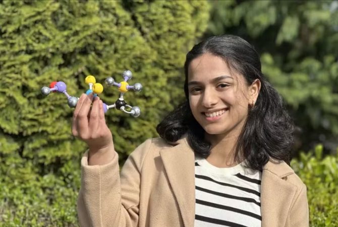 Estudante irlandesa de 18 anos ganha prêmio internacional por criar tecnologia para  degradar microplásticos