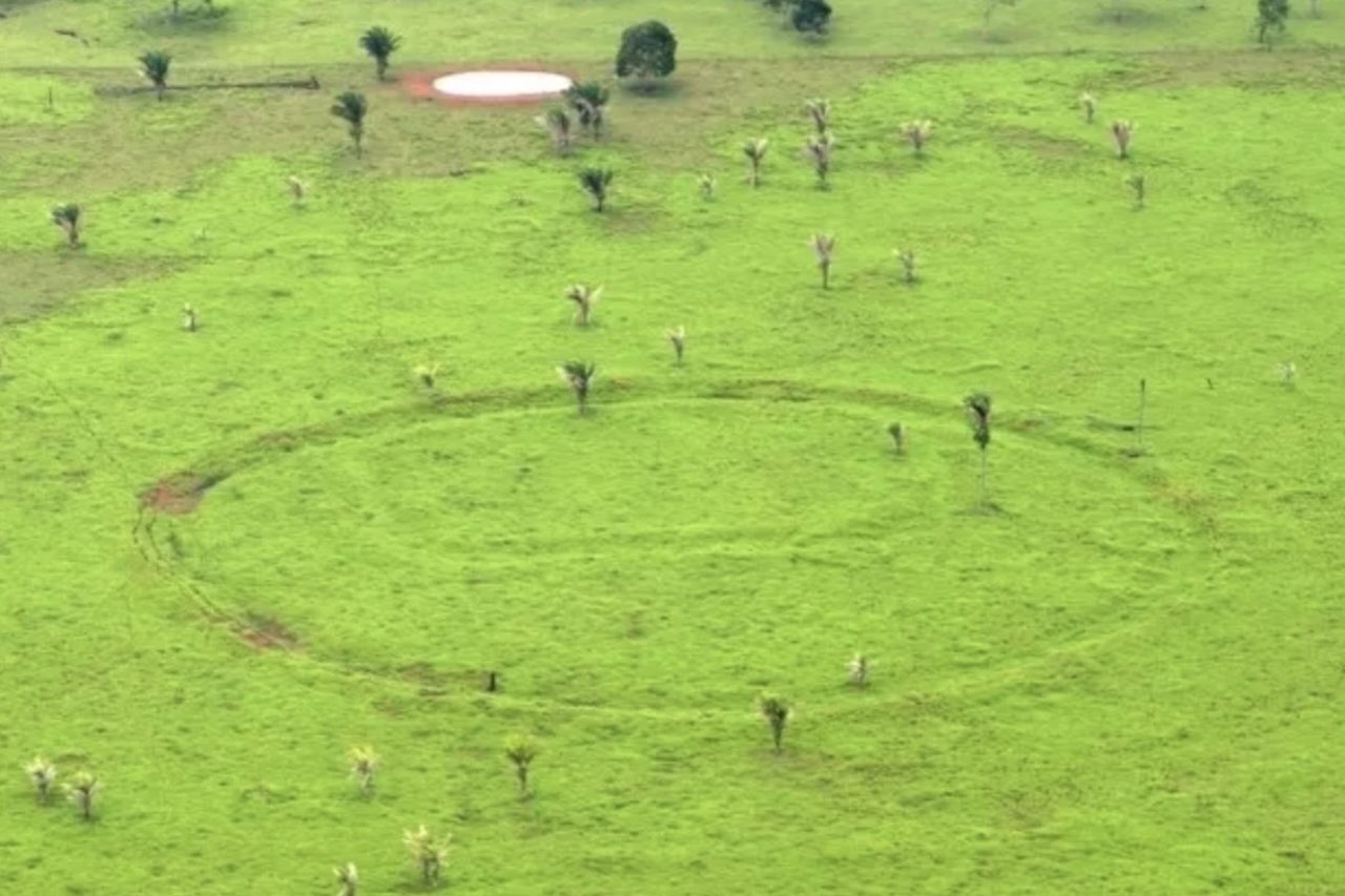 Com base em estudos arqueológicos e em tradições orais do povo indígena Apurinã, os cientistas atribuíram essas obras a uma antiga sociedade chamada 'Aquiry', formada por diferentes grupos culturais que compartilhavam crenças e práticas em comum. -  (crédito: Divulgação/Agência Acre)