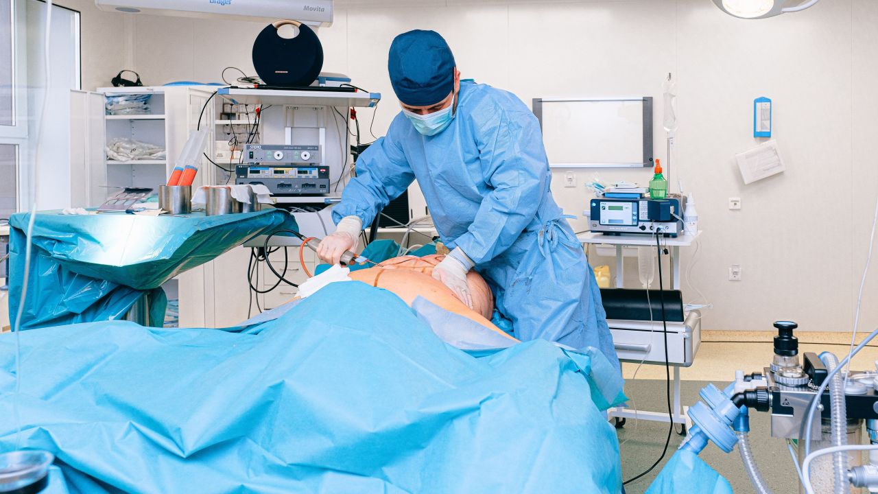 Segundo a Sociedade Brasileira de Cirurgia Oncológica, a colonoscopia é o principal exame para investigar lesões no intestino. Além de permitir a análise do cólon e do reto, o procedimento possibilita a retirada de tecidos para biópsia. O rastreamento de rotina com colonoscopia pode ser indicado a partir dos 50 anos e, em casos de baixo risco, costuma ser repetido a cada cinco anos. 
