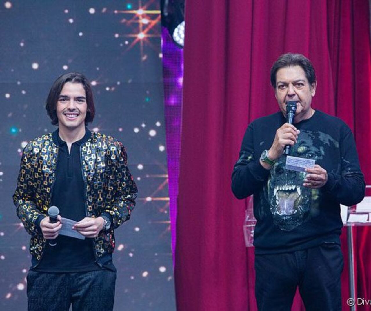 Em 2021, depois de 32 anos na Globo, Faustão deixou a emissora e assinou com a Band. Na nova casa, estreou em janeiro de 2022 o programa 