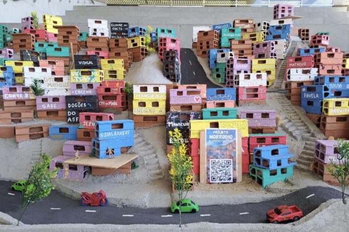 Favela em miniatura criada por crianças do Rio de Janeiro virou obra de arte e foi parar até em exposição de Veneza – Divulgação