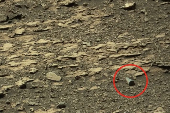 Formação rochosa de aparência metálica esculpida por ventos em Marte – Divulgação/NASA