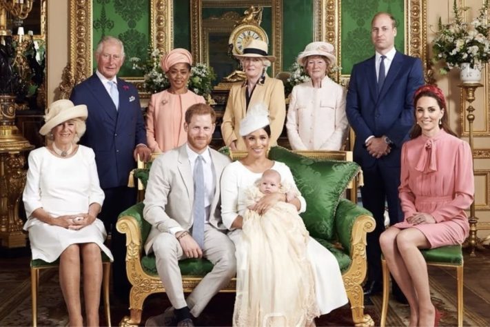 Foto oficial da família real no batizado de Archie, filho de Meghan Markle e do príncipe Harry, em 2019 – Reprodução/Instagram SussexRoyal