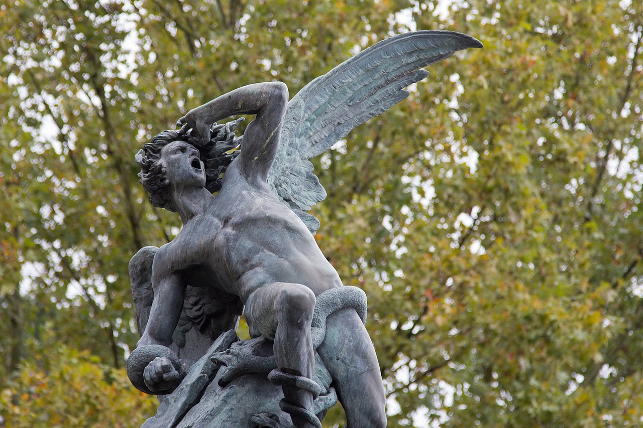 Fonte do Anjo Caído (Espanha): Localizada em Madrid, na Espanha, a obra é uma das mais conhecidas esculturas públicas dedicadas a Lúcifer. Criada pelo artista Ricardo Bellver, foi instalada no Parque do Retiro e apresentada ao público em 1885. A peça tem aproximadamente 2,6 metros de altura e está apoiada sobre um pedestal com detalhes ornamentais. -  (crédito: Wikimedia Commons/Carlos Delgado)