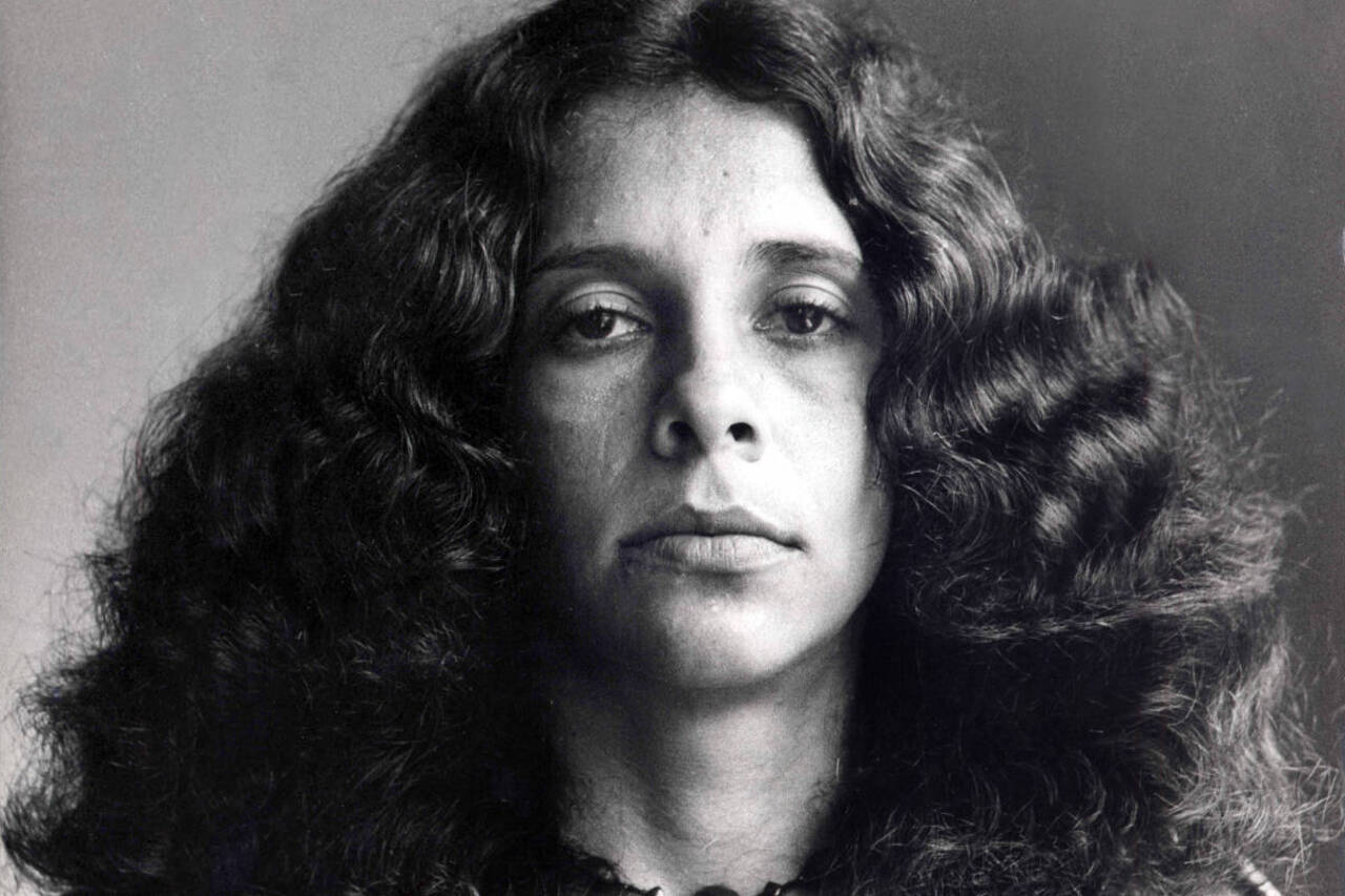 Ao longo dos anos 1970, Gal ampliou seu repertório e passou a transitar por diferentes vertentes da música brasileira. Discos como “Fa-Tal - Gal a Todo Vapor” (registro ao vivo da série de shows),  “Índia”, de 1973, “Água Viva”, de 1978, e “Gal Tropical”, de 1979, mostraram a capacidade da cantora de combinar referências populares, elementos da bossa nova e experiências ligadas à Tropicália. O quarto trabalho também ajudou a ampliar sua projeção fora do país, com apresentações internacionais.
