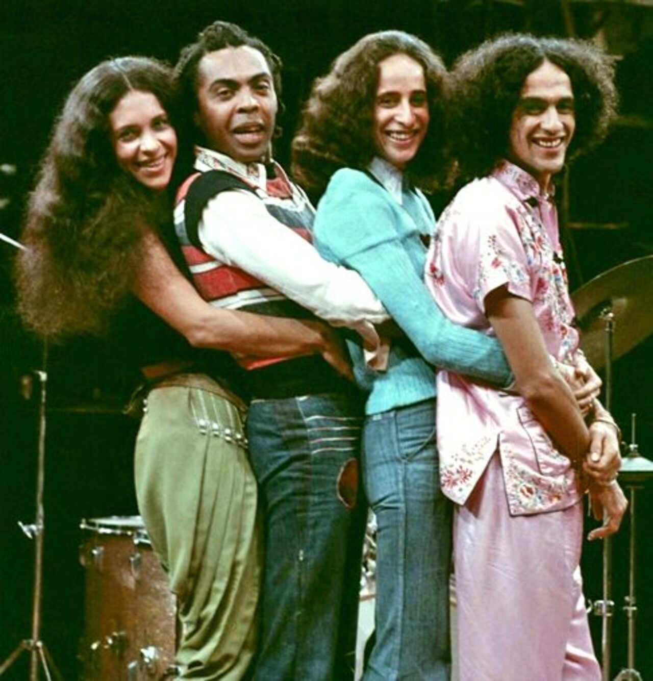 Outro capítulo importante ocorreu em 1976, quando Gal se reuniu a Caetano Veloso, Gilberto Gil e Maria Bethânia para formar o Doces Bárbaros. O grupo realizou uma série de shows, que tiveram registro em um documentário de Jom Tob Azulay, além de registro em disco, tornando-se uma referência na história da música brasileira. A parceria evidenciava também a ligação de Gal com uma geração de artistas baianos que havia renovado a produção cultural do país.

