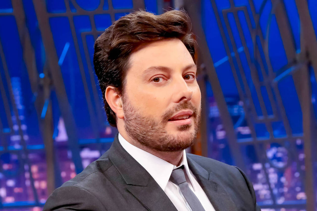 Com uma carreira construída entre o palco, a televisão, o cinema e a literatura, Danilo Gentili se consolidou como uma figura de destaque do humor brasileiro contemporâneo. Seu estilo, marcado por ironia e provocações, também o colocou no centro de controvérsias e disputas judiciais ao longo dos anos. Em agosto de 2026, por exemplo, o Superior Tribunal de Justiça manteve uma condenação ao humorista por publicações de teor gordofóbico nas redes sociais em processo movido pela deputada federal Sâm