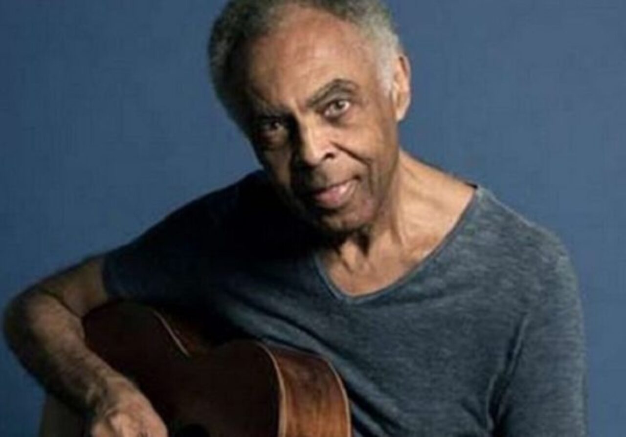 De volta ao Brasil, Gilberto Gil iniciou uma fase de intensa produção e ampliou ainda mais a diversidade de sua obra. Álbuns como “Expresso 2222” (1972) e “Refazenda” (1975) mostraram sua capacidade de aproximar referências nordestinas, samba, rock e novas sonoridades. Em “Realce” (1979), incorporou com destaque elementos do reggae, enquanto “Palco”, lançada no mesmo período, tornou-se uma de suas canções mais conhecidas. Paralelamente à carreira musical, Gil ingressou na política e foi eleito v