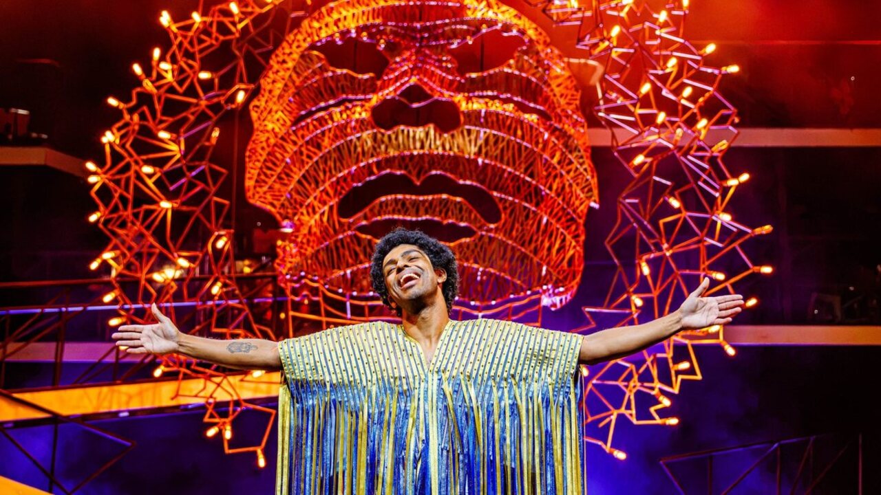 A trajetória de Gilberto Gil tem uma nova leitura artística com a chegada do musical “Gil – Andar com Fé”. O espetáculo, com direção de Miguel Falabella e dramaturgia assinada por Newton Moreno, estreou na capital paulista em 20 de agosto, no palco do Teatro Santander, no Complexo JK Iguatemi. A temporada tem previsão inicial de estender-se até 11 de outubro e apresenta ao público uma narrativa construída a partir de diferentes momentos da vida e obra do artista. Cabe ao ator Gui Ventura dar vid -  (crédito: Divulgação/Felipe Menezes)