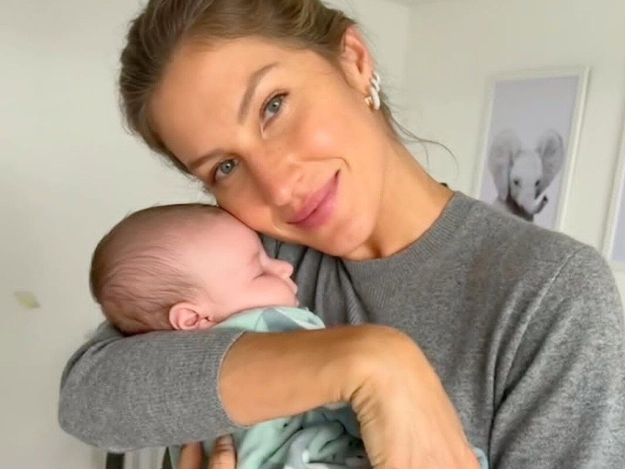Gisele Bündchen, modelo brasileira de reconhecimento internacional, engravidou do terceiro filho aos 44 anos. O bebê nasceu em fevereiro de 2025 e é filho dela com o instrutor de jiu-jítsu Joaquim Valente. Bündchen já era mãe de Benjamin e Vivian, de seu relacionamento anterior com o jogador de futebol americano Tom Brady. 

