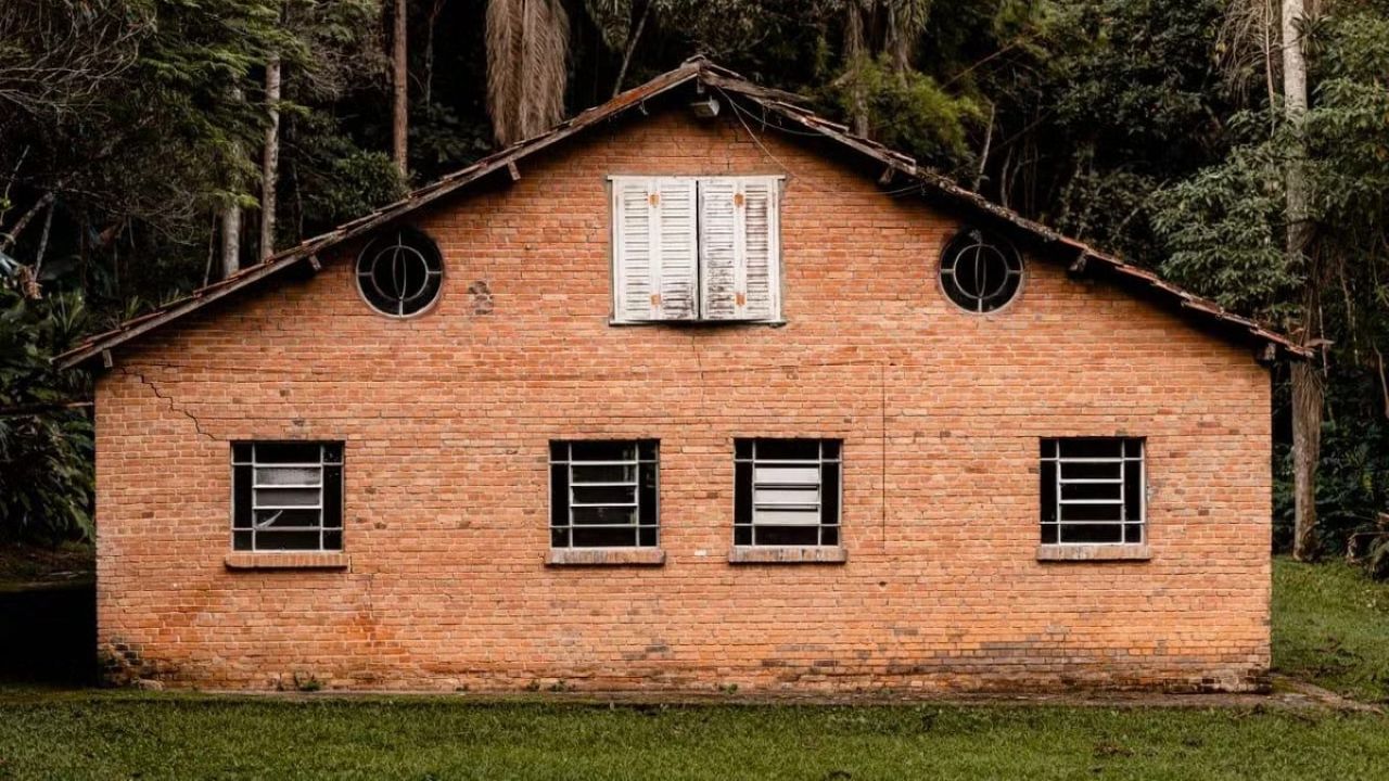 Um dos principais destaques do local é o celeiro, construído há quase 100 anos. O espaço passou por uma reforma cuidadosa, que preservou suas características rústicas e históricas, e é lá, onde as principais cerimônias e festas são realizadas. A área interna comporta até 120 convidados, esse número aumenta para 200 pessoas com a utilização da área externa.
