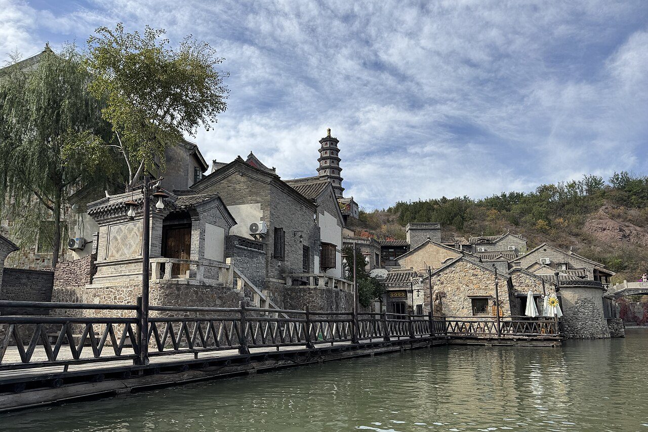 Para compensar as perdas patrimoniais causadas por conflitos e eventos históricos, a China tem investido cada vez mais na criação de cenários artificiais chamados de 'fanggu', ou também conhecidos como vilarejos ou cidades de 'imitação histórica'. -  (crédito: Wikimedia Commons/Codas)