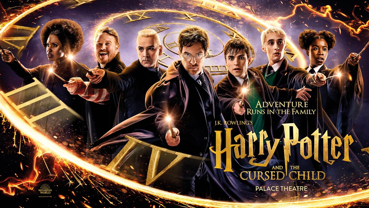 “Harry Potter e a Criança Amaldiçoada” chegou à Broadway em 2018, mas sua montagem original estreou em julho de 2016, no Palace Theatre, em Londres, onde permanece em cartaz. O texto foi escrito pelo dramaturgo Jack Thorne a partir de uma história desenvolvida em conjunto com J.K. Rowling e o diretor John Tiffany. 
