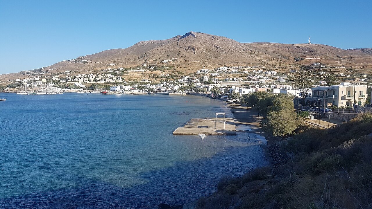 A economia local depende de atividades como comércio, agricultura, apicultura, transporte marítimo e turismo. Syros também recebe eventos culturais durante o ano, como o Festival Internacional de Música das Cíclades e o Ermoupolia. 
