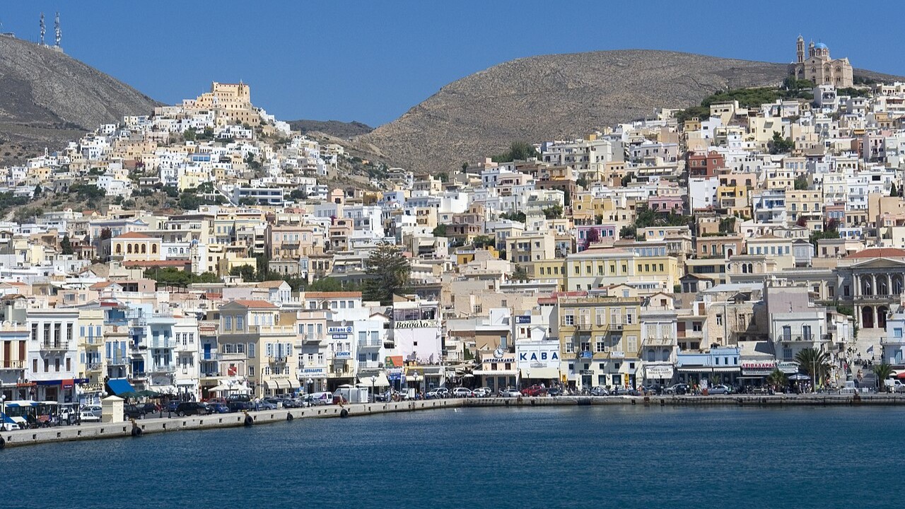 No século 19, a cidade se tornou um importante centro comercial e industrial da Grécia e chegou a receber o apelido de “Manchester da Grécia”. Ao contrário de destinos turísticos como Mykonos e Santorini, Syros tem um ritmo mais tranquilo e uma atmosfera mais local. A ilha também recebe menos turistas que essas outras ilhas. 
