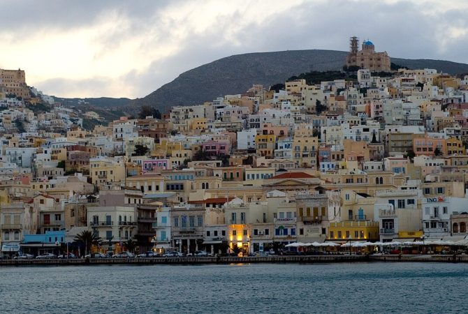 Ilha de Syros, na Grécia, oferece hospedagem gratuita para voluntários cuidarem de gatos