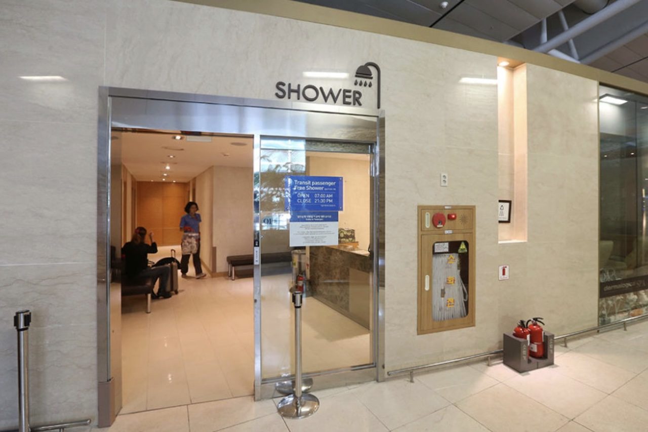 A estrutura foi planejada para receber passageiros que especialmente fazem escala no país. Há hotéis de trânsito, áreas de descanso, chuveiros e serviços específicos para quem permanece algumas horas no terminal. Além disso, a cultura coreana está presente dentro do aeroporto.
