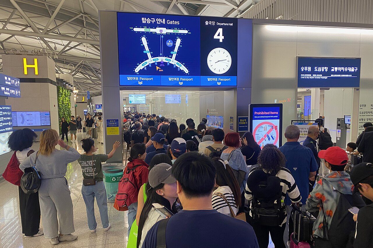 O resultado superou hubs consolidados como Heathrow, em Londres, que teve 37,79 milhões de passageiros no mesmo período, e Changi, em Singapura, com 34,53 milhões. O crescimento se deve em parte à mudança de rotas de passageiros que antes do conflito entre Estados Unidos e Irã utilizavam aeroportos do Oriente Médio como pontos de conexão.