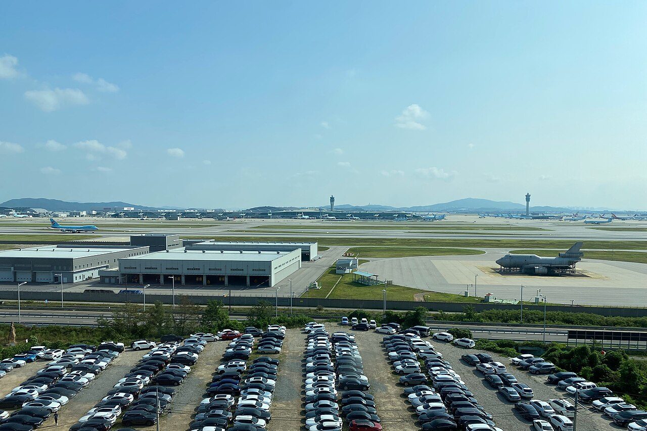 A expansão da infraestrutura também ajudou o terminal a receber um fluxo maior de pessoas. Inaugurado em 2001, Incheon substituiu o antigo Gimpo como principal porta de entrada internacional da Coreia do Sul e atualmente tem capacidade de oferecer voos para 158 destinos internacionais. 