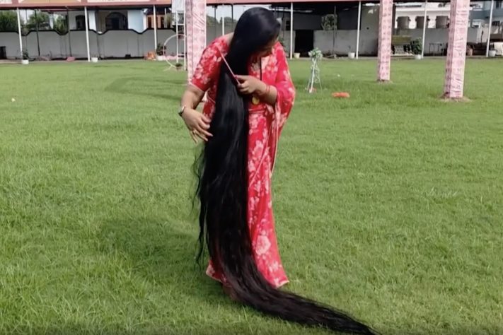 Indiana supera recorde e conquista título de mulher com cabelo mais longo do mundo – Reprodução/YouTube