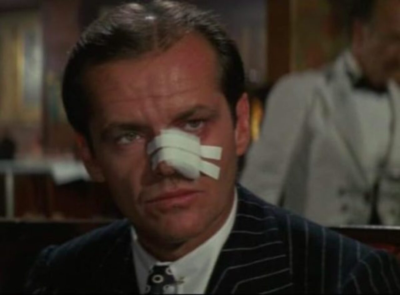 Em 1974, Polanski dirigiu “Chinatown”, considerado um dos grandes filmes da chamada Nova Hollywood. Com Jack Nicholson e Faye Dunaway nos papéis principais, o longa recuperou elementos do cinema noir e os combinou a uma narrativa sobre corrupção, poder e decadência. O filme recebeu 11 indicações ao Oscar, incluindo a de melhor direção para o cineasta franco-polonês.
