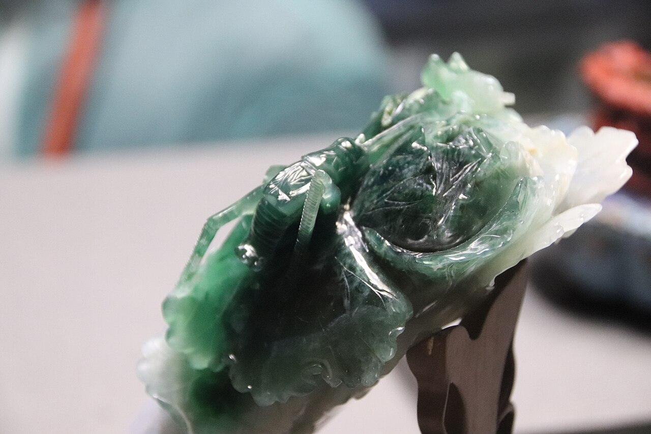 Apesar da enorme popularidade, especialistas ressaltam que existem outras esculturas de jade da dinastia Qing com qualidade artística comparável. A falta de documentos sobre a origem e os antigos proprietários também impede uma compreensão mais completa de sua trajetória.