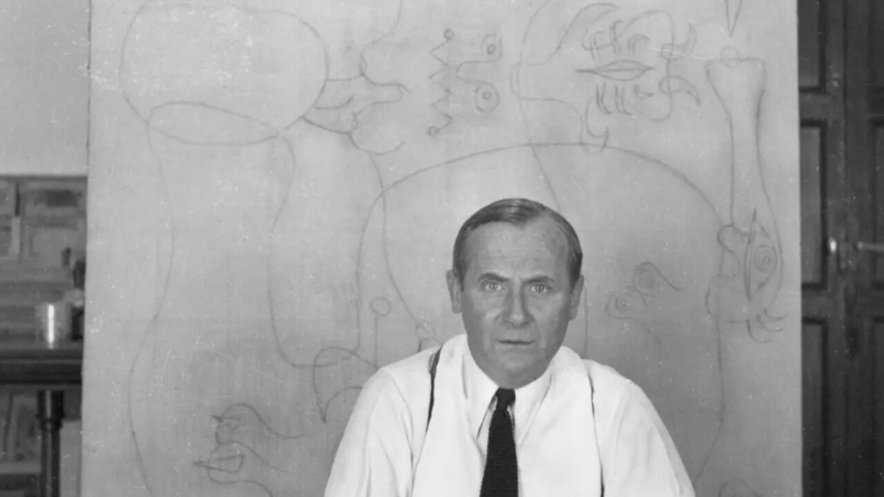 Joan Miró nasceu em Barcelona, na Espanha, em 20 de abril de 1893, e se tornou um dos principais nomes da arte moderna do século 20. Pintor, escultor, ceramista e gravurista, construiu uma trajetória marcada pela busca de novas formas de expressão e pela criação de um universo visual próprio. Sua obra é reconhecida pela combinação de cores intensas, símbolos e figuras que desafiaram os padrões tradicionais da pintura.
