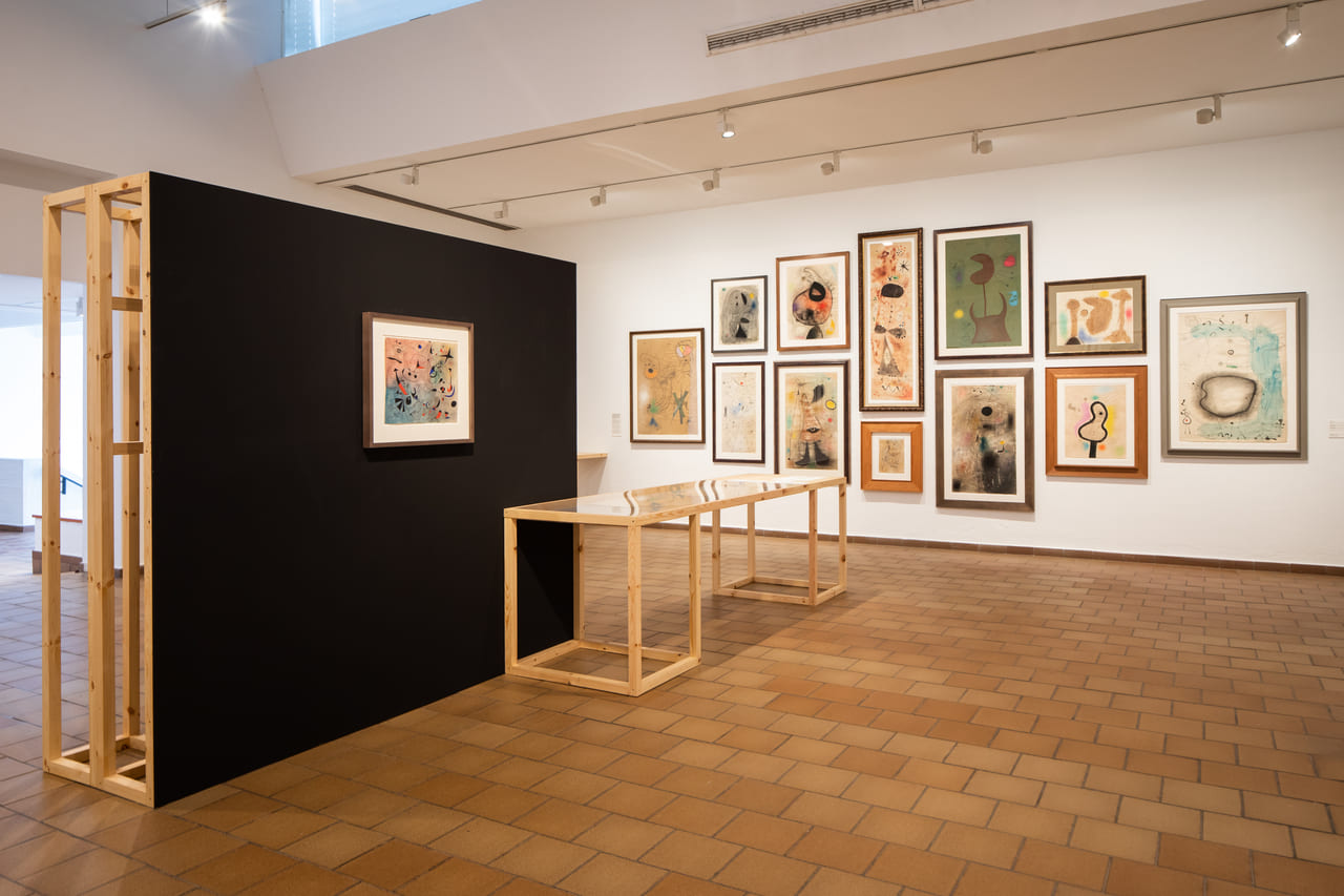 No início da carreira, Miró recebeu influências de movimentos como o pós-impressionismo, o fauvismo e o cubismo. Em 1920, mudou-se para Paris, onde entrou em contato com artistas e intelectuais ligados às vanguardas europeias. A convivência com o ambiente artístico da capital francesa foi decisiva para sua aproximação com o surrealismo, movimento que ajudou a renovar a arte ao valorizar o inconsciente e a imaginação.
