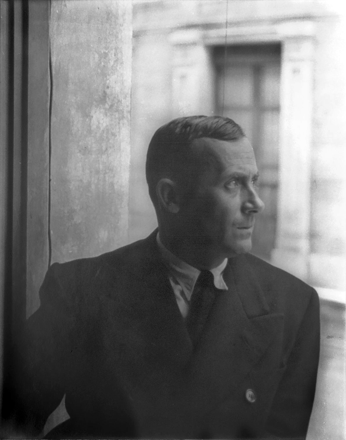 Durante a Guerra Civil Espanhola e os conflitos que marcaram a primeira metade do século 20, a produção de Miró também refletiu preocupações políticas e humanas. Ao mesmo tempo, o artista continuou experimentando diferentes técnicas, incluindo escultura, cerâmica, tapeçaria e gravura, ampliando os limites de sua criação para além da pintura.

